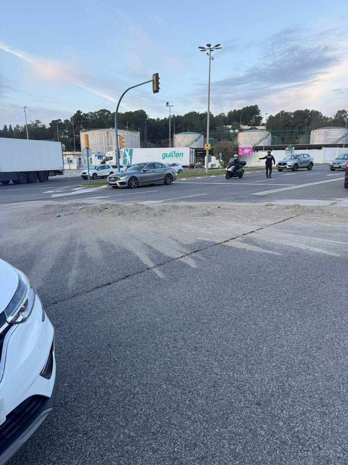 La calzada quedó cubierta por el cemento de los sacos.