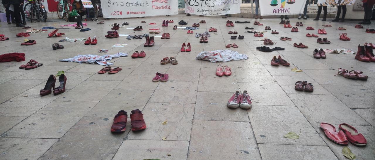 Archivo - Zapatos rojos recuerdan a las víctimas de la violencia machista en una performance por el 25-N en la plaza de los Pinazo