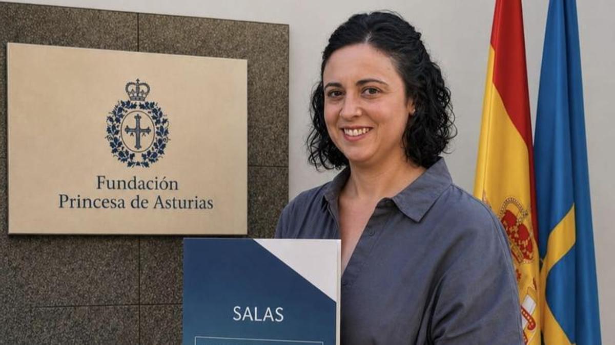 Sira Fernández, con la documentación de la candidatura de Salas en la sede de la Fundación Princesa de Asturias.