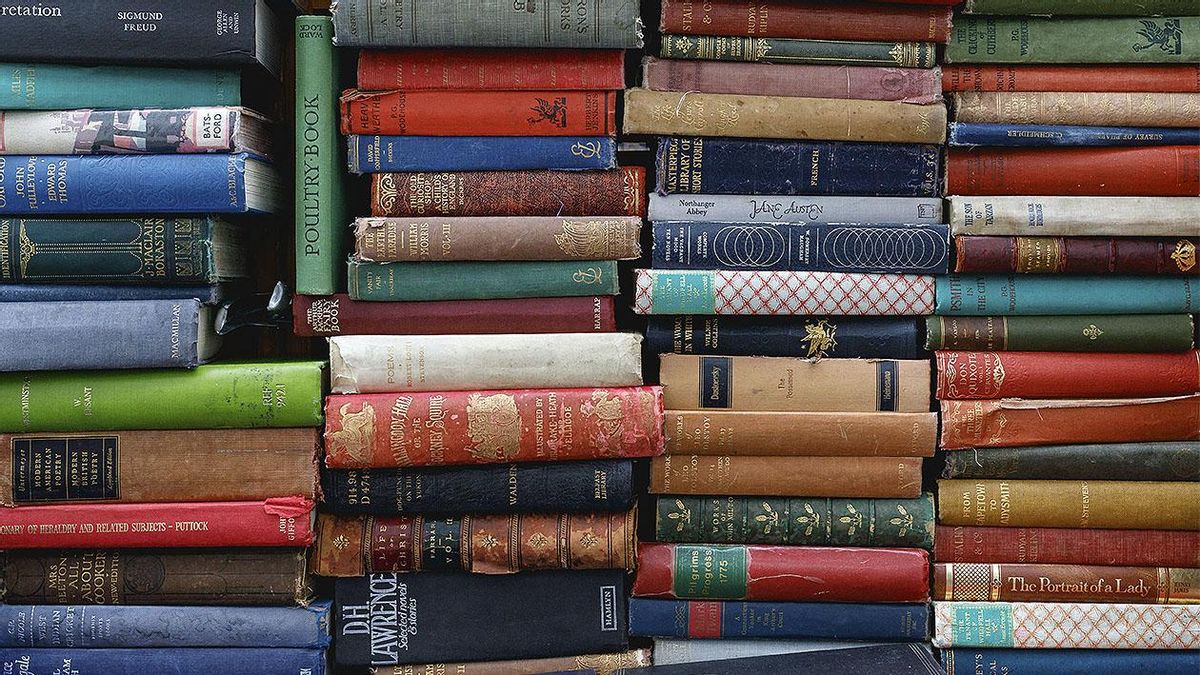 Una imagen de pilas de libros.