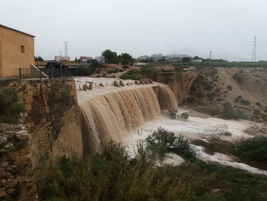 La gran cantidad de agua se debe a que el pantano de Tibi está desbordado y a la lluvia caída en Xixona y La Torre de les Maçanes
