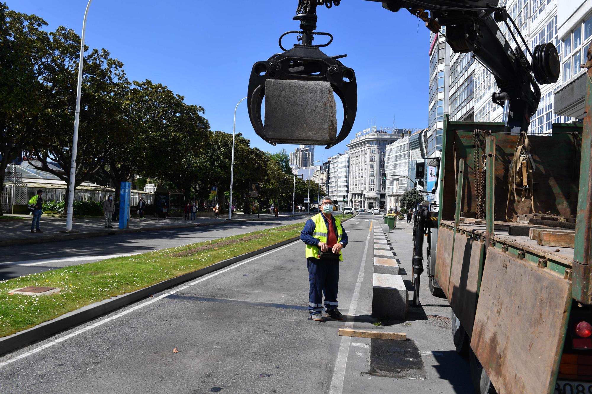 El Concello inicia la retirada de bloques para la peatonalización de la Marina