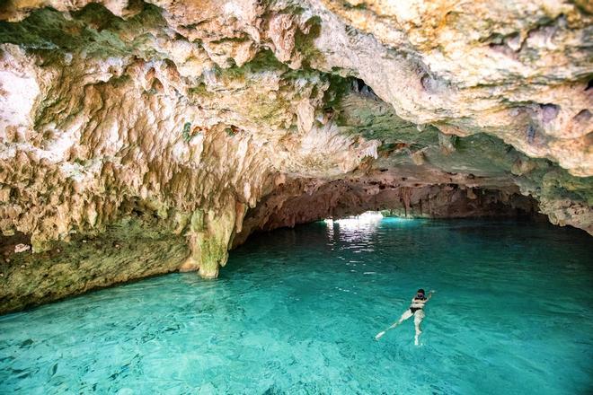 Nadar en los cenotes de Cancún es una de las actividades más codiciadas de estos románticos viajes