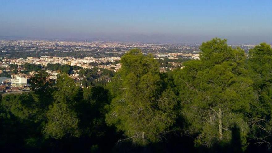 Panorámica de la ciudad desde El Valle, en la que se observa una capa o &#039;boina&#039; de contaminación .