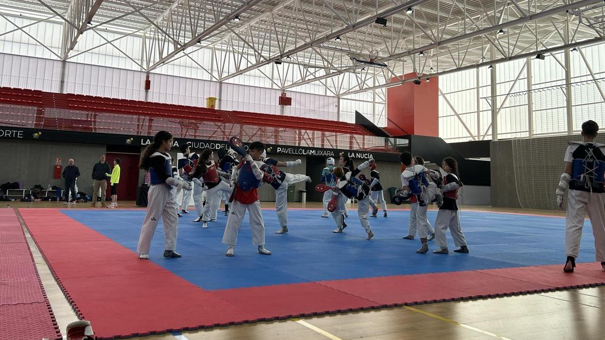 Los deportistas reciben clases prácticas en el Costa Blanca Training Camp de Taekwondo
