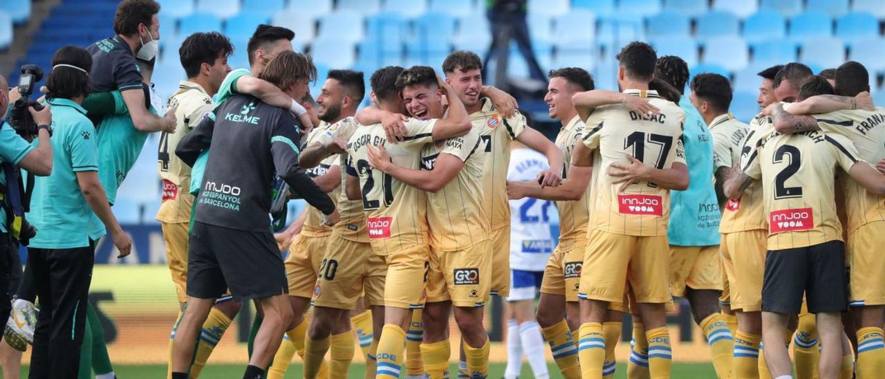 Los jugadores del Espanyol celebran su último ascenso a Primera, con Miguelón a la derecha, con el número 2 a la espalda.