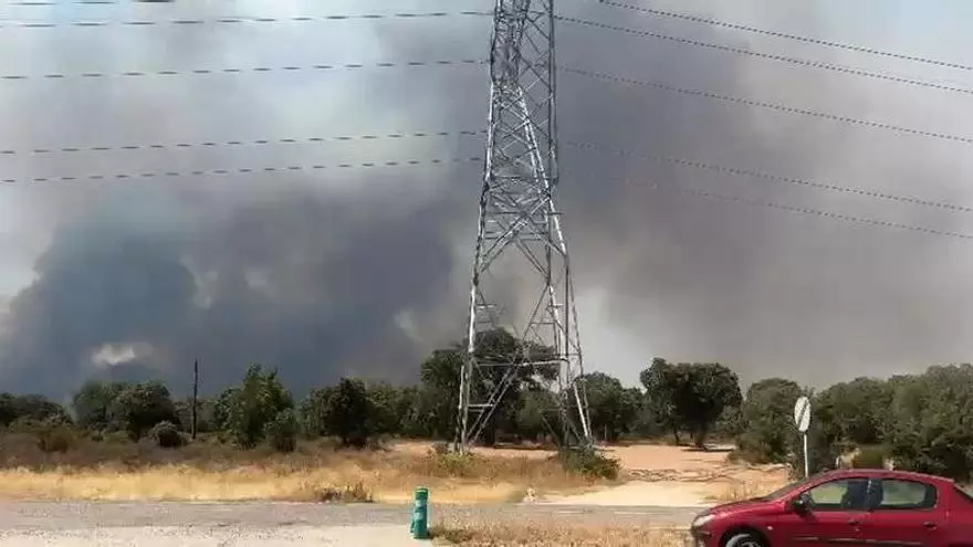 El incendio de Fermoselle avanza imparable: así se ven las llamas y el humo desde la carretera de Formariz.