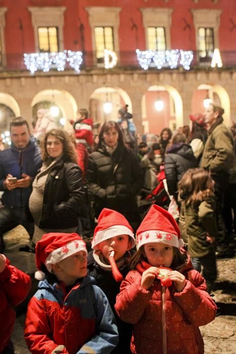 Encendido de luces navideñas en Gijón.