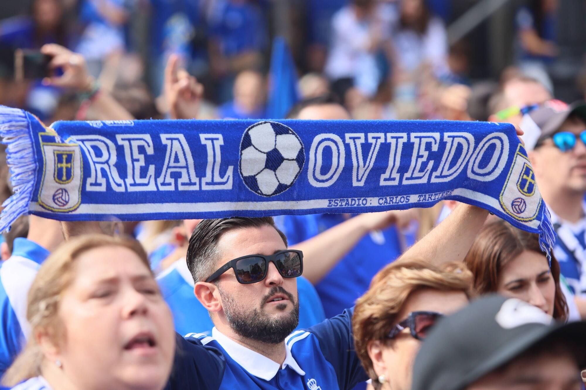 Locura azul en las calles de Oviedo para celebrar el ascenso del equipo a Primera División