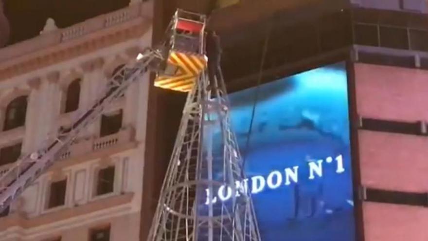 Un hombre se encarama al árbol de Navidad de Callao