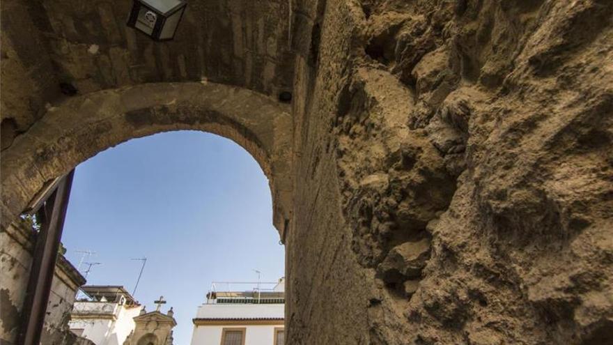 Los vecinos temen el derrumbe del Arco del Portillo