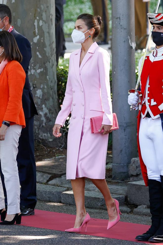 La reina Letizia con un look rosa impecable