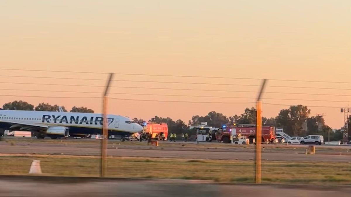 El avión de la compañía Ryanair que ha aterrizado de emergencia en el Aeropuerto de Sevilla