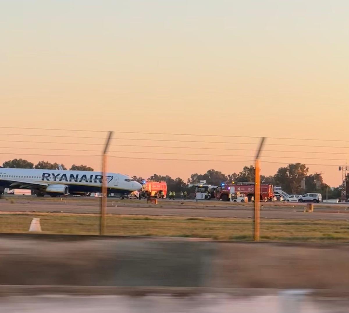El avión de la compañía Ryanair que ha aterrizado de emergencia en el Aeropuerto de Sevilla
