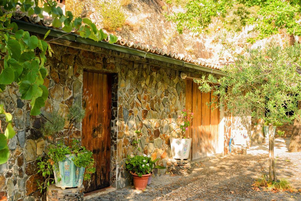 Pequeña casa en una aldea de montaña