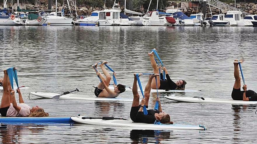 Alumnas en clase de pilates en el mar