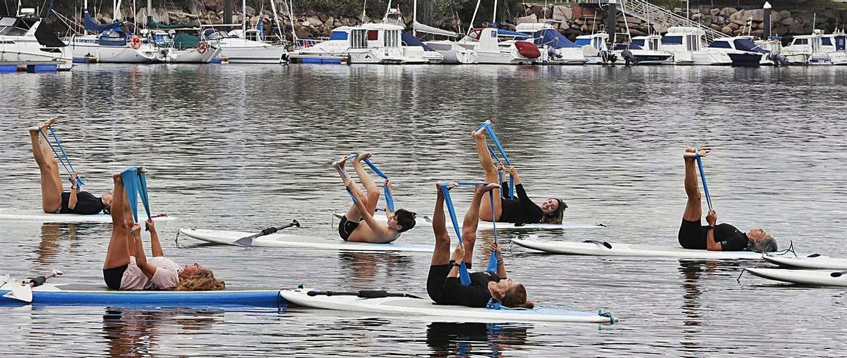 Clase de paddle surf con perros, en la Playa de Agro en Bouzas.   | // PABLO HERNÁNDEZ.