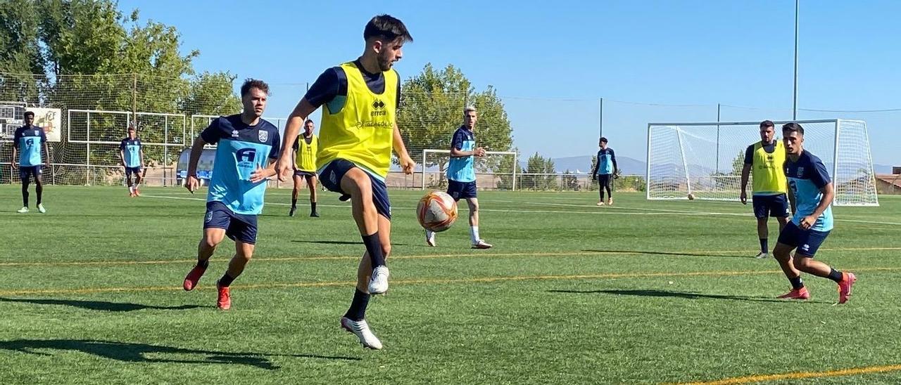 Jugadores del Diocesano durante el primer partidillo de entrenamiento, este lunes.