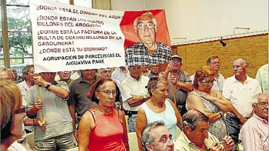 Un grup de veïns de la urbanització Aiguaviva Park van desplegar una pancarta contra el regidor.