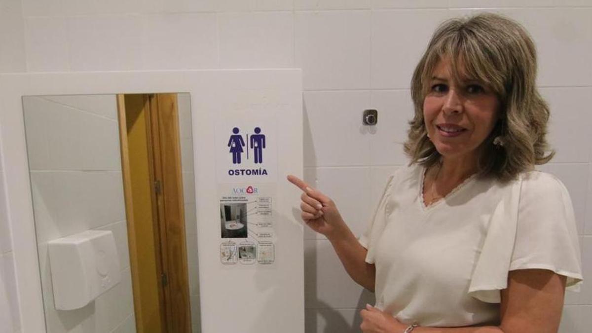 Silvia Barón, presidenta de la Asociación de Ostomizados de Córdoba, defiende la importancia de contar con aseos adaptados, como el existente en el centro cívico Poniente.