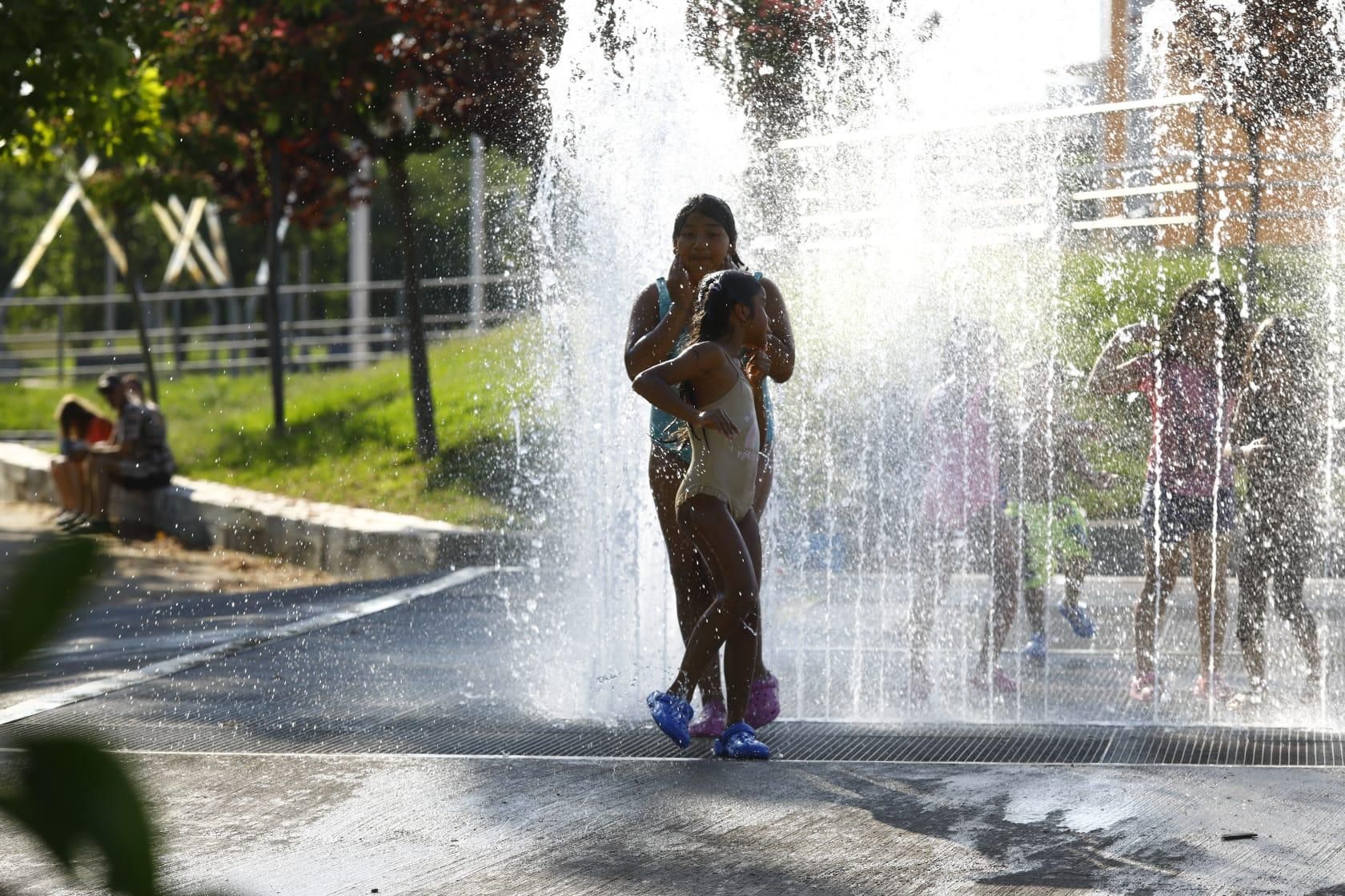 En imágenes I Los zaragozanos combaten en calor en las piscinas y en las fuentes