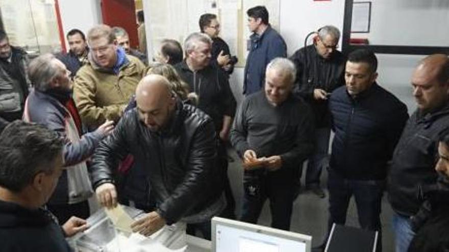 Varios trabajadores ejerciendo su derecho a voto en las cocheras de Sant Isidre.