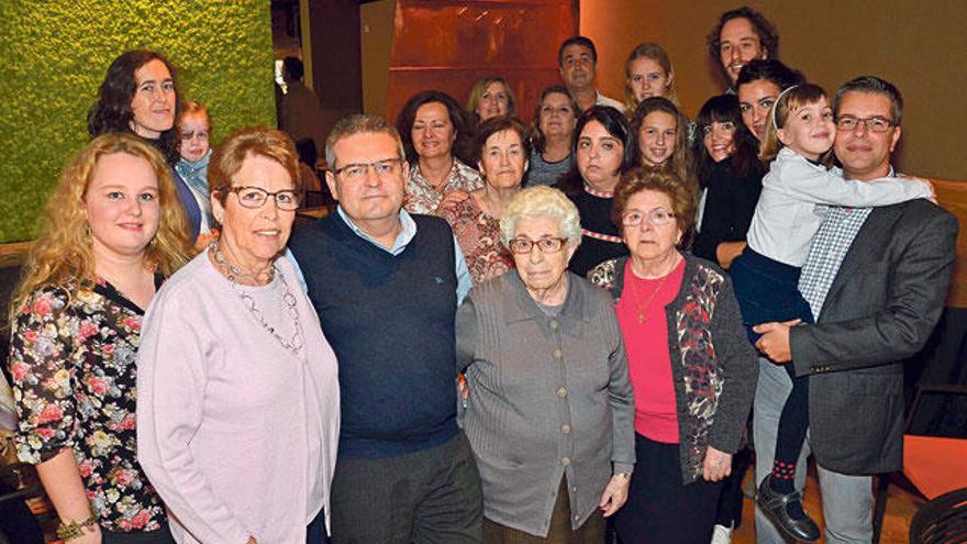 La familia de Carmen Montaño celebró su centésimo centenario en la Casa Gallega de Palma.