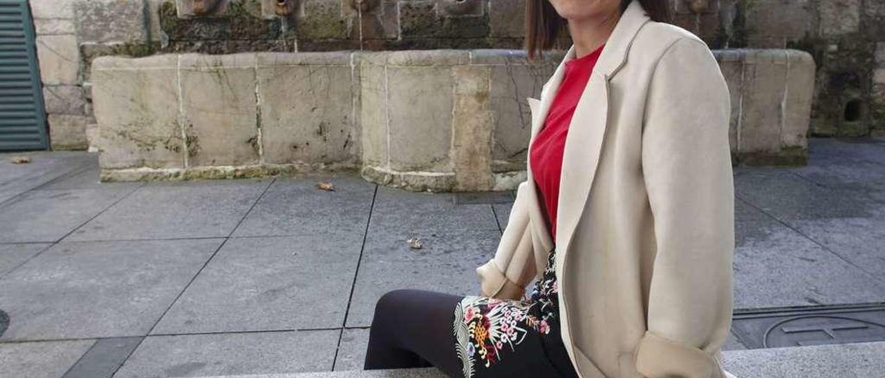 Cristina Heredia Alonso, en la fuente de los caños de San Francisco, en Avilés.