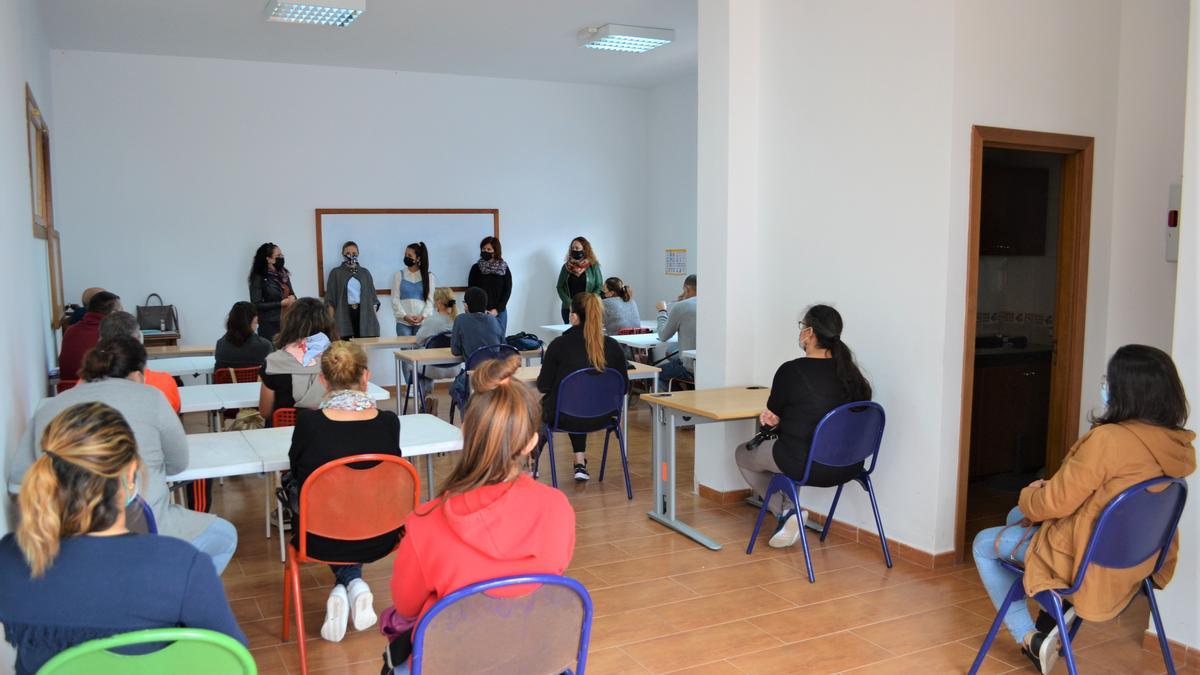 Visita del gobierno local de Los Silos al curso de dependientes de comercio