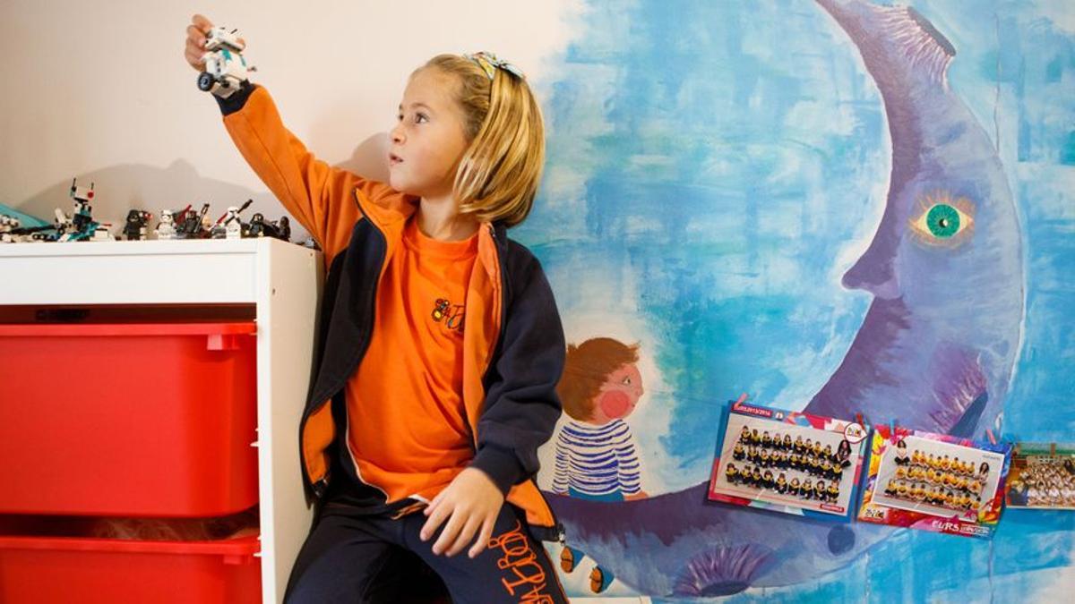 Martina, en su habitación, con alguno de sus juguetes.
