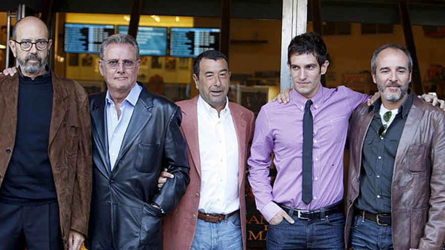 El cineasta José Luis Garci (c), junto a los actores Miguel Rellán, Carlos Larrañaga, Quim Gutiérrez y Fernando Guillén Cuervo (izda-dcha), miembros del reparto de su nueva película