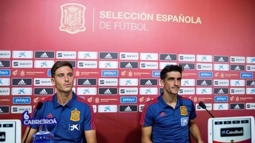 Pau Torres, con su compañero en el Villarreal y en la selección española, Gerard Moreno.