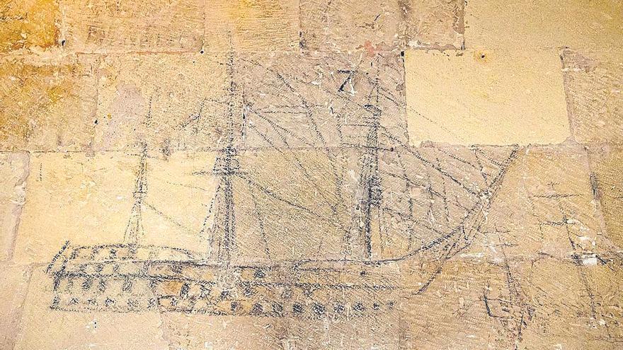 Grafitis de barcos en la sala que alberga exposiciones en el Cuerpo de Guardia.