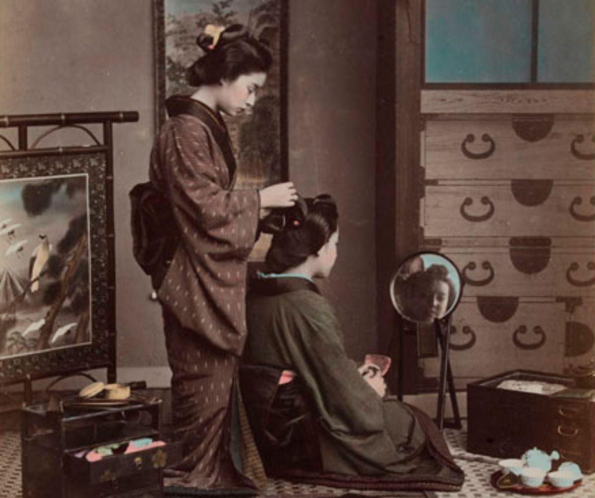 Desde la aparición pública de la fotografía a mediados del siglo XIX, el retrato de la mujer ha ocupado un lugar destacado entre los géneros más practicados