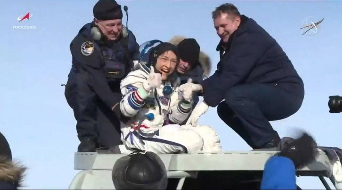 Dzhezkazgan (Kazakhstan), 06/02/2020.- A handout photo made available by NASA shows NASA astronaut Christina Koch (C) giving a thumbs-up as she emerges from the Soyuz spacecraft that carried her home from a record-setting 328-day mission aboard the International Space Station (ISS), neaer Dzhezkazgan, Kazakhstan, 06 February 2020. She and her Expedition 61 crewmates, Soyuz Commander Alexander Skvortsov of Roscosmos and Luca Parmitano of ESA (European Space Agency), landed at 4:12 a.m. EST in Kazakhstan, southeast of the remote town of Dzhezkazgan. (Kazajstán) EFE/EPA/NASA TELEVISION HANDOUT -- BEST QUALITY AVAILABLE -- HANDOUT EDITORIAL USE ONLY/NO SALES