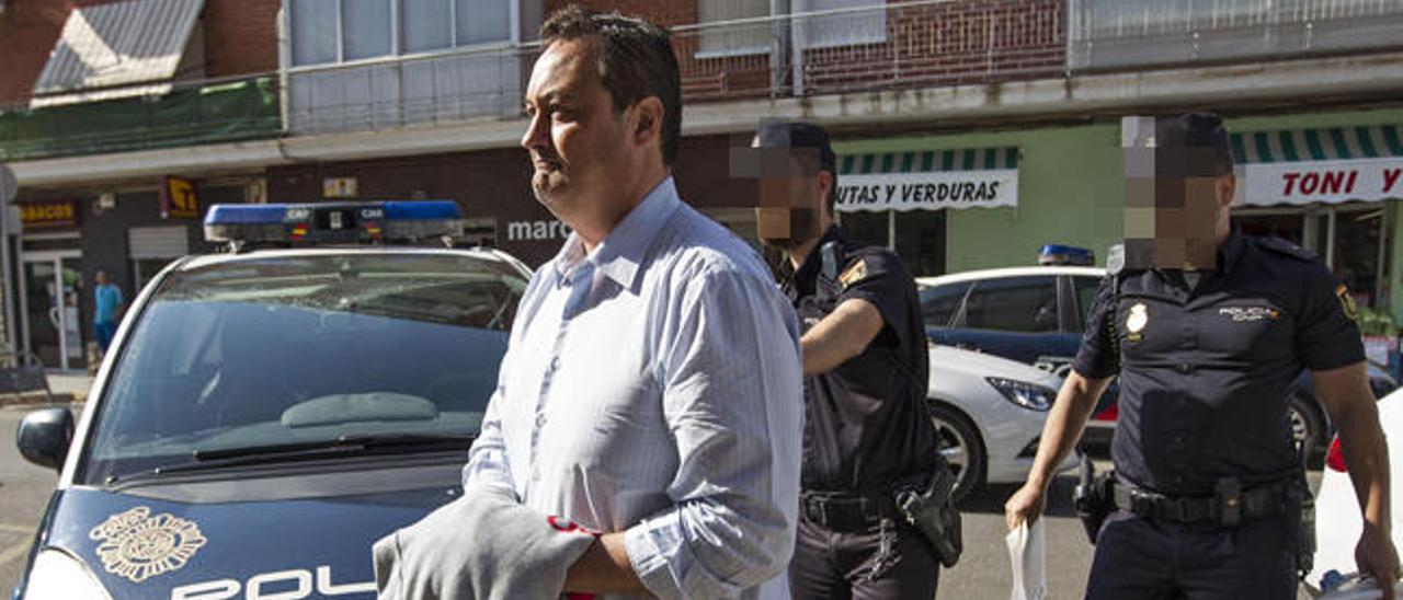 El empresario Vicente Huerta llega a los juzgados de Sagunt, donde declaró  ayer y  quedó en libertad.