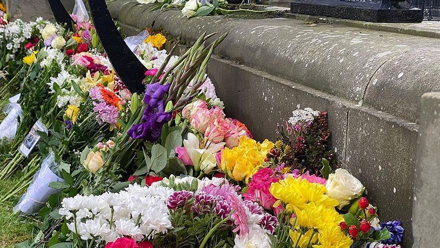 Ofrendas de flores en el palacio de Holyrood de Edimburgo, residencia oficial de la reina en Escocia.