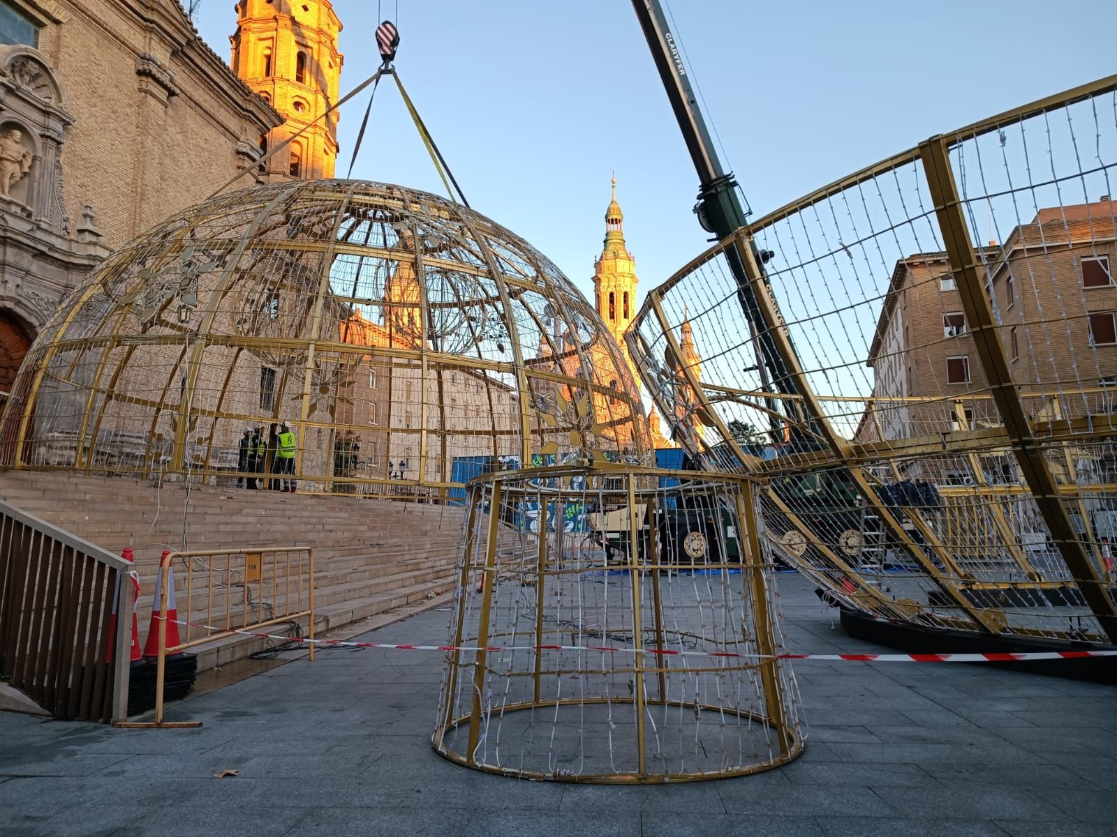 EN IMÁGENES | La bola gigante de Navidad aterriza de nuevo en Zaragoza