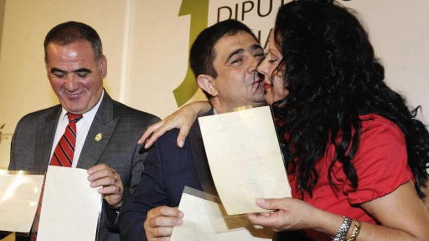 Lucía Izquierdo, nuera de Miguel Hernández, recibe el abrazo del presidente de la diputación de Jaén, Francisco Reyes (c), hoy durante el acto de entrega de la primera parte del legado del poeta, de la que se hace cargo la Diputación de Jaén gracias a un protocolo para que sean estudiados y catalogados por el Instituto de Estudios Giennenses (IEG) y exhibidos posteriormente junto al Museo Zabaleta de Quesada (Jaén), lugar de nacimiento de la mujer del poeta, Josefina Manresa.