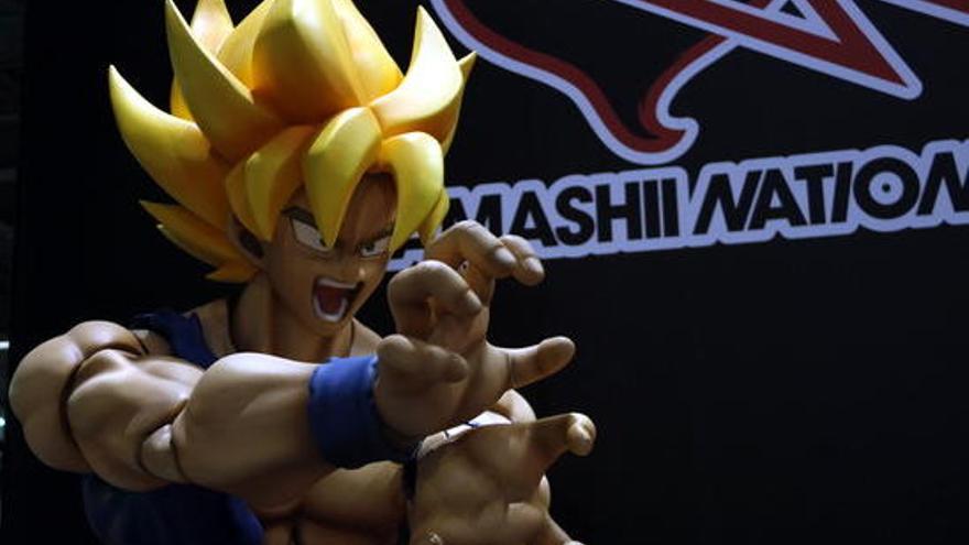 Una figura de Goku.