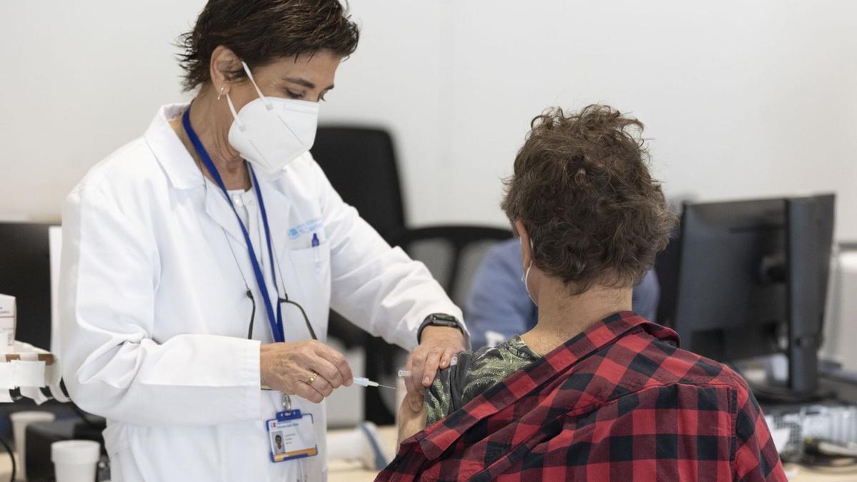 Una dona rep la tercera dosi de la vacuna a Madrid, en una foto d’arxiu. | EUROPA PRESS