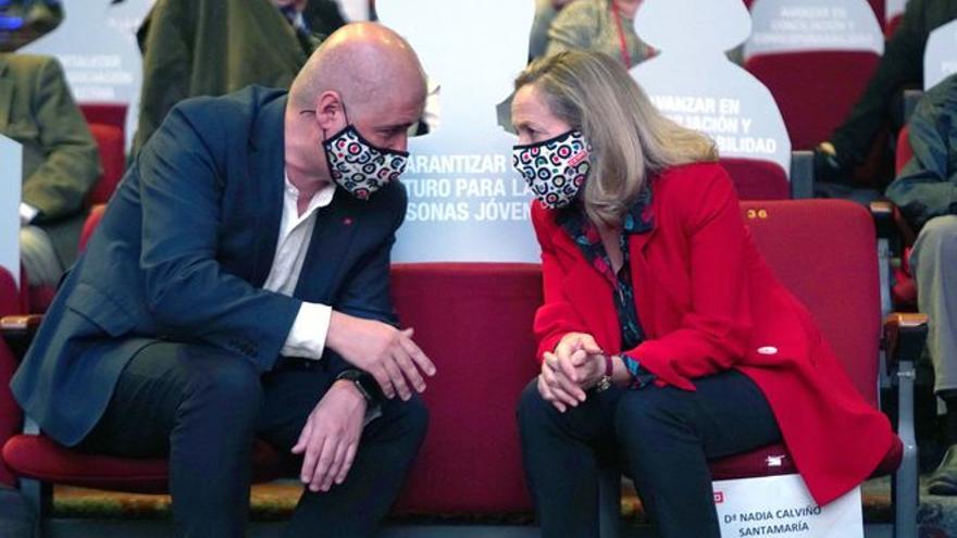 El secretario genera de CCOO, Unai Sordo, conversa con la vicepresidenta Nadia Calviño, en la jornada inaugural del XII Congreso de CC.OO.