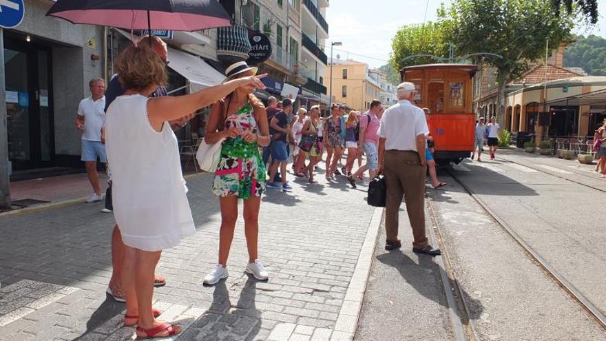 Dos turistas, en la 
oficina de información
 de Sóller.  | J.MORA