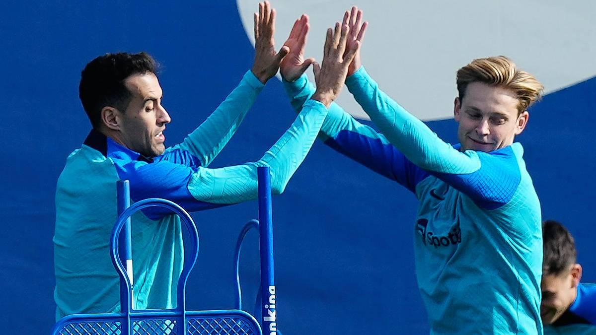 De Jong y Busquets, las dos grandes opciones para el pivote del Barça