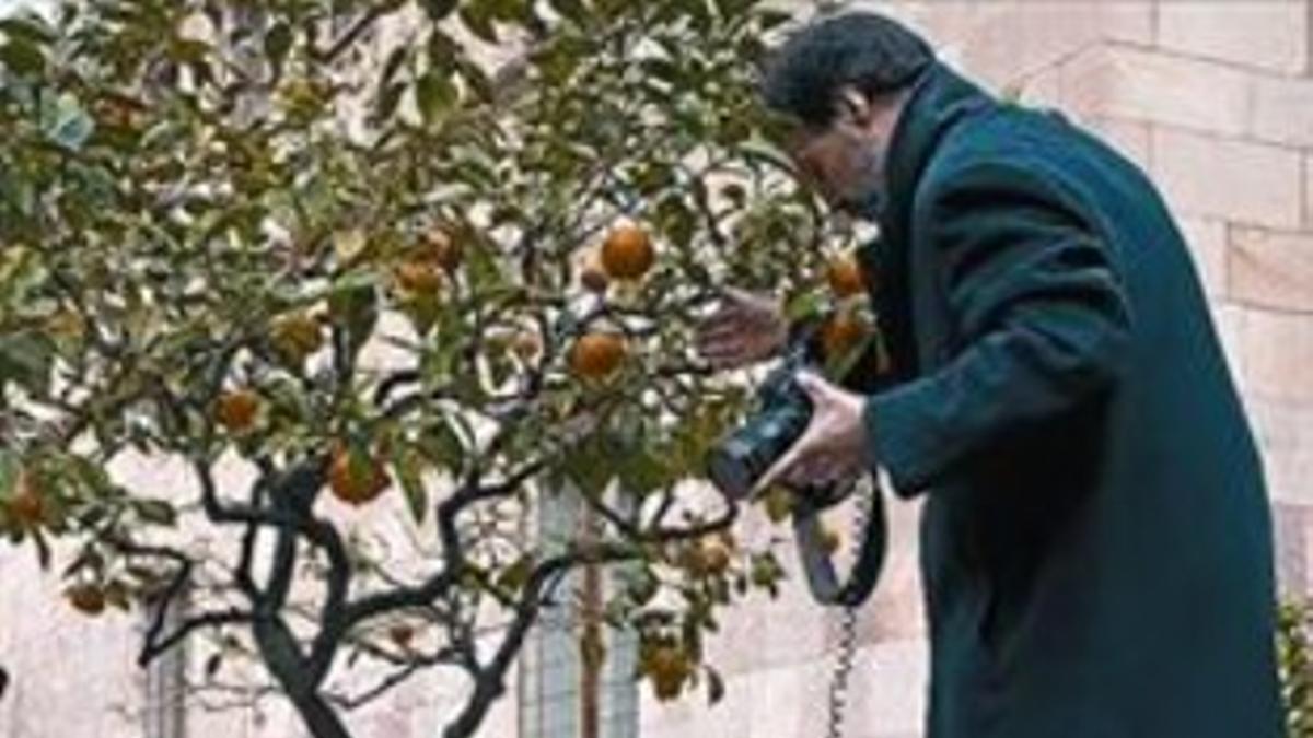 El fotógrafo Julio Carbó, preparando la fotografía de portada.