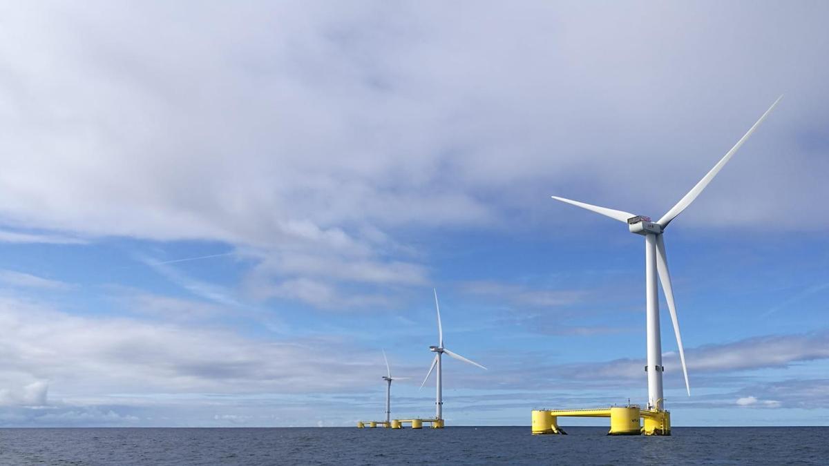 Turbinas eólicas instaladas en el mar.