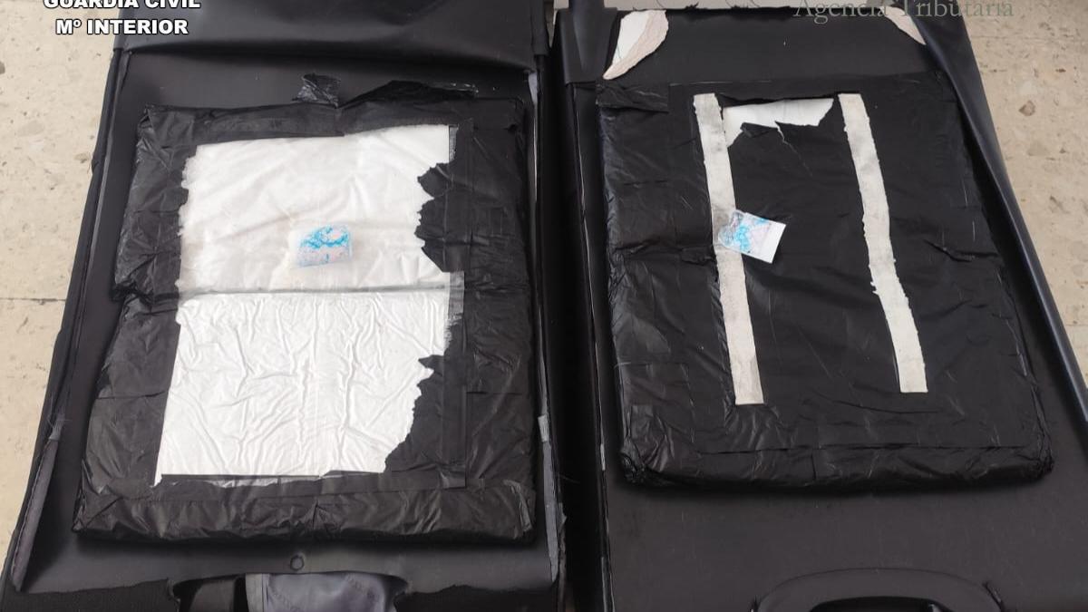 Droga escondida en un doble fondo en una de las maletas de los detenidos.