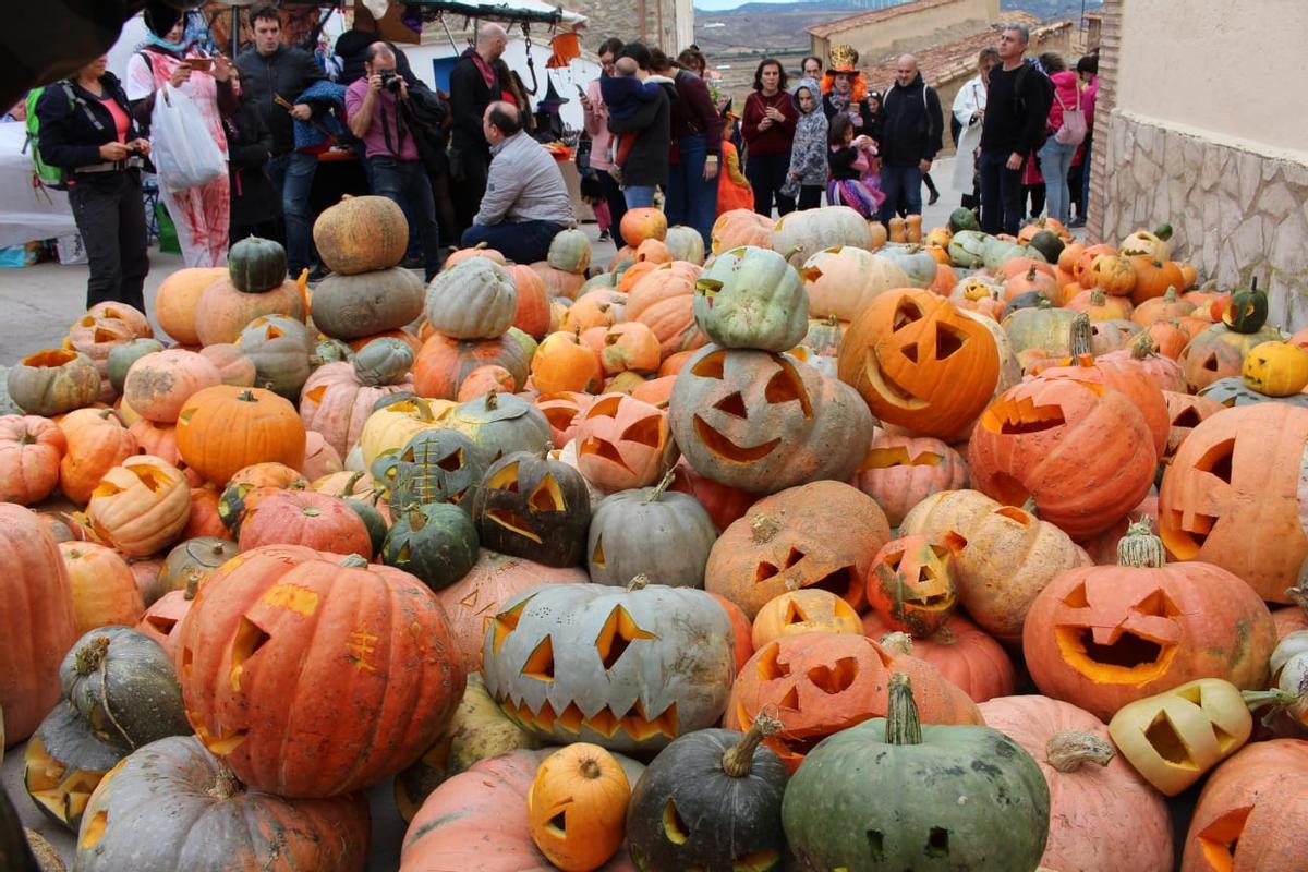 Las calabazas se vacían, se decoran y, por la tarde, se reparten por todo el mundo con una vela en su interior.