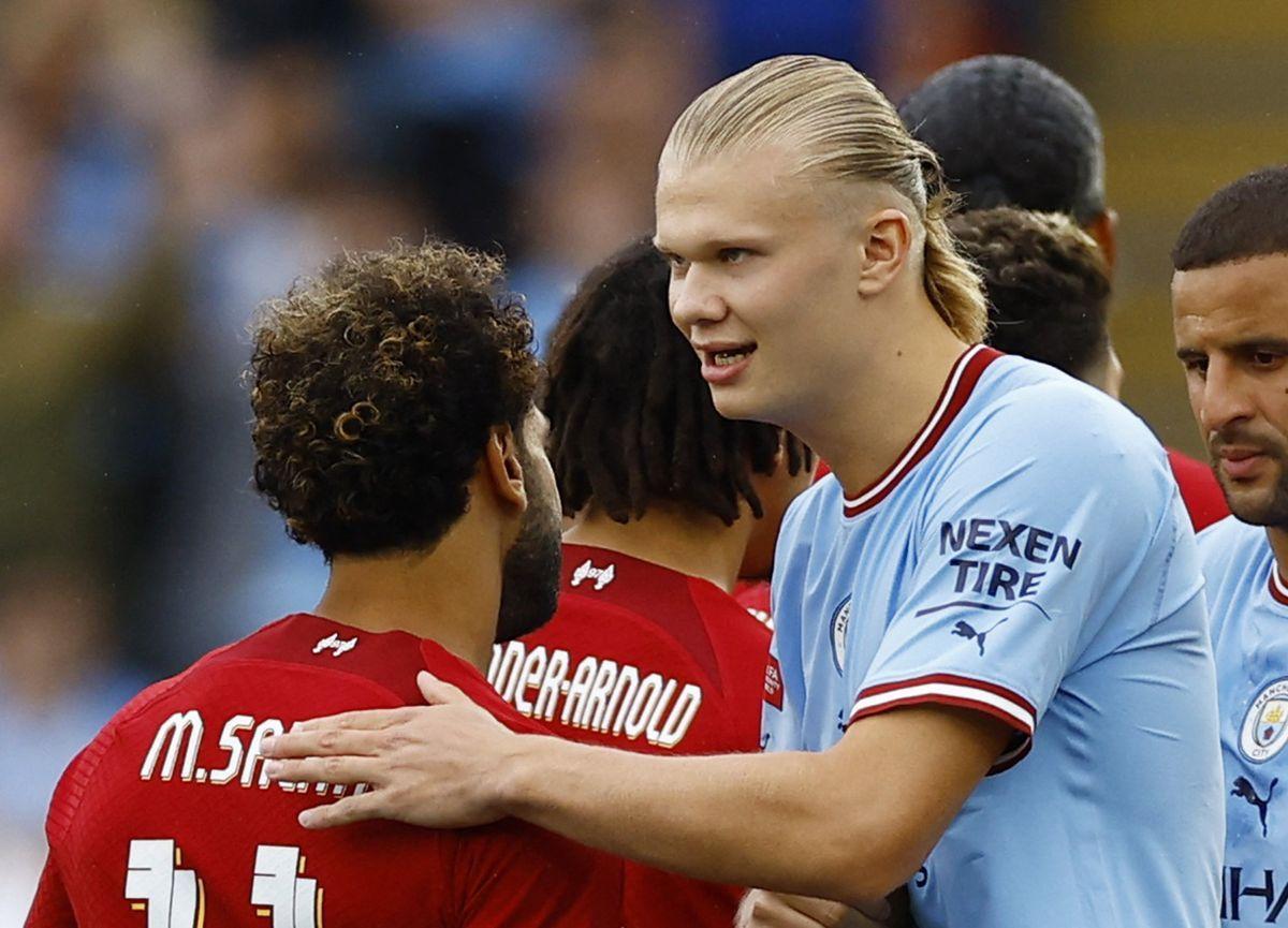 Salah y Haaland se saludan antes de la disputa de la Community Shield.