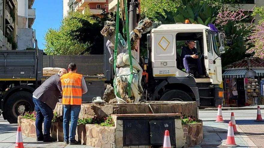 Retiran la icónica escultura de la amazona de Marbella para su rehabilitación